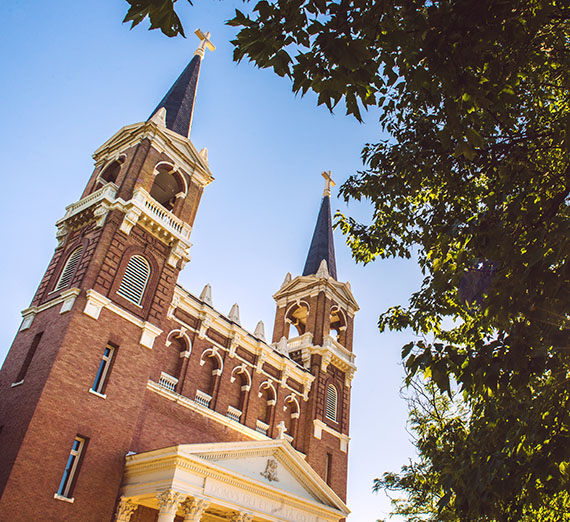 Женщина, сидящая на табурете рядом с подиумом