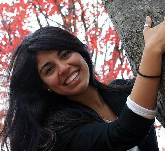 Женщина стоит с скрещенными руками рядом с окном